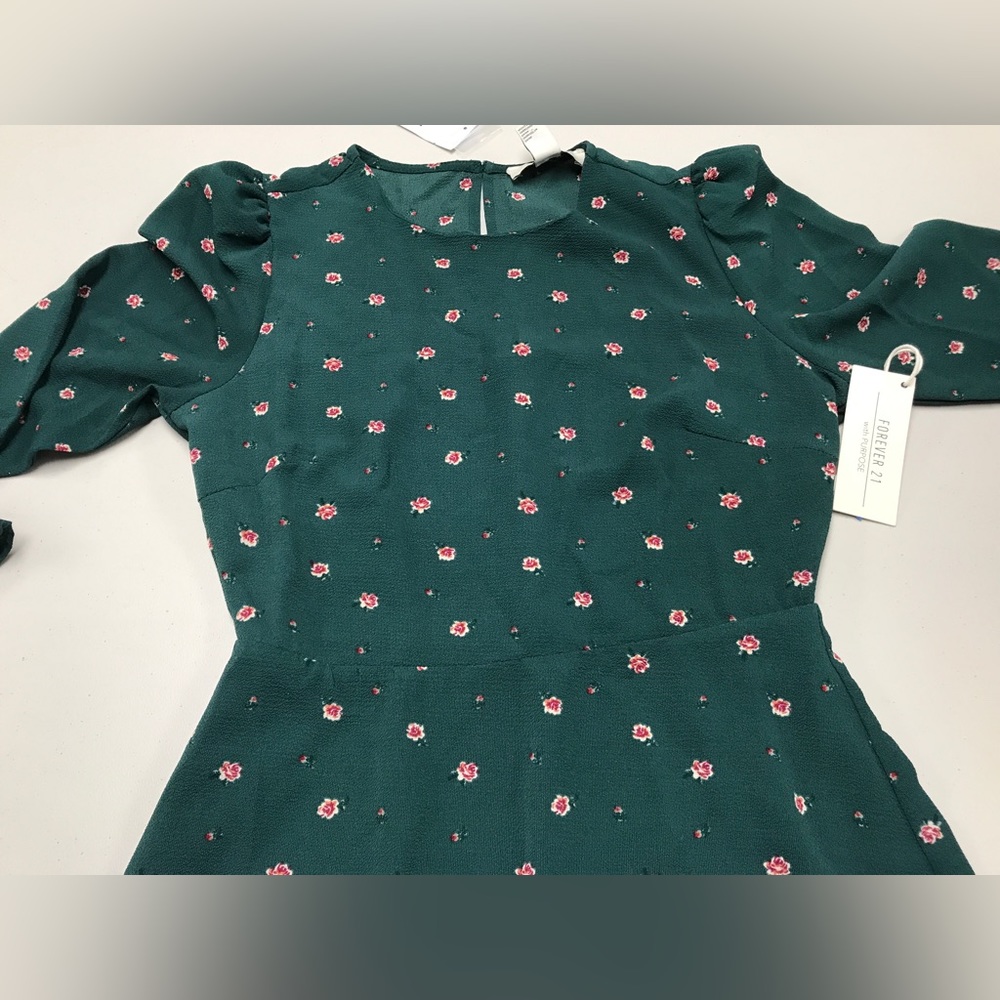 Forever 21 Green Ruffles Hem - Picture 3 of 12